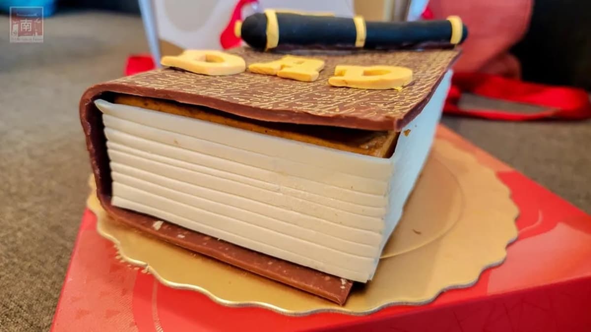 今年的父親節蛋糕是造型是１本書，上面放著１支筆。（圖片來源：南人幫-Life in Tainan）