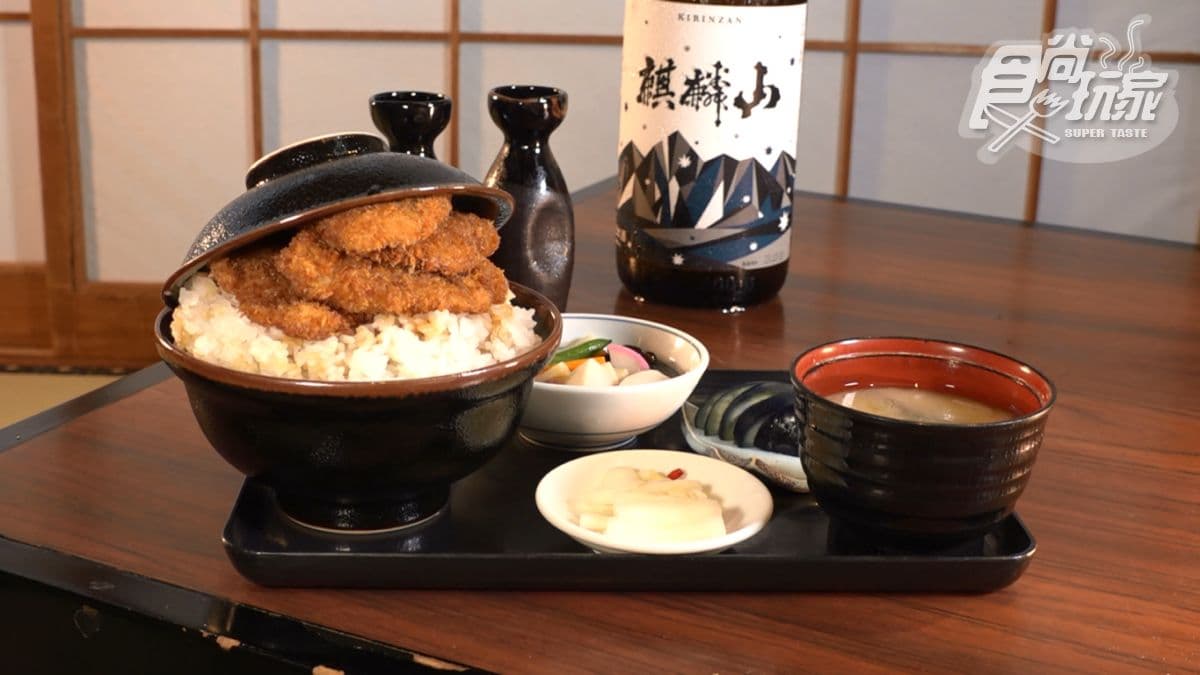 店家的炸蝦超級大塊，裡面的蝦肉也很厚，吃起來超滿足。