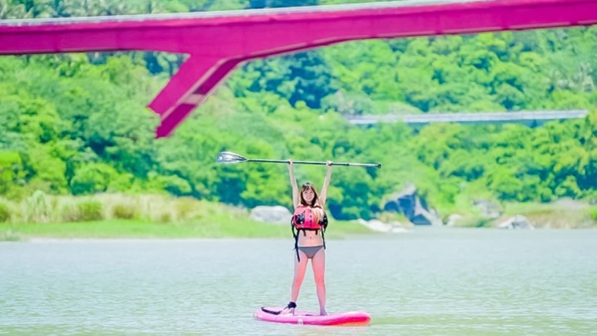 「SUP立式划槳」以站姿划槳前進，是１項結合衝浪與手划槳板的運動。（圖片來源：靜兒貪吃遊玩愛分享）