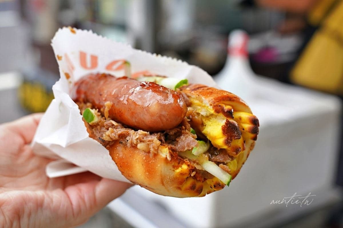 中壢超夯發財車烤香腸！加爆洋蔥、菜餔等４種料，隱藏版銀絲卷想吃看運氣