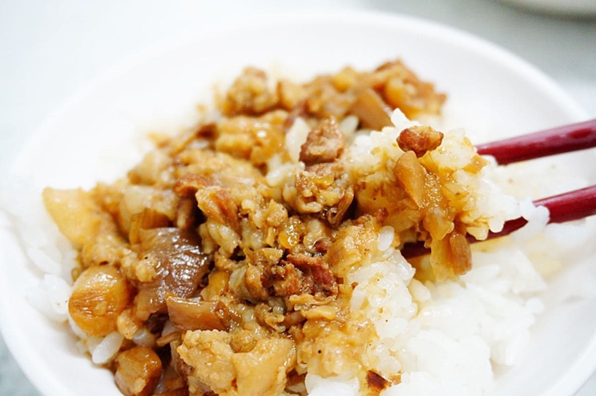 「板橋傳奇５大滷肉飯」之一！15元佛系開吃，銅板價小菜、三杯雞CP值超高