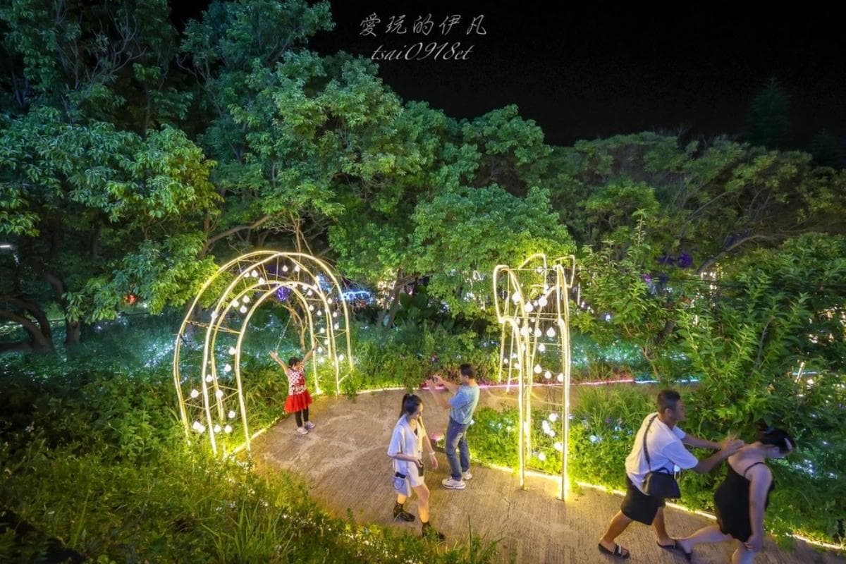 只到８月底快朝聖！桃園免門票「夜景步道」夢幻光雕秀美翻，搶拍水母光廊