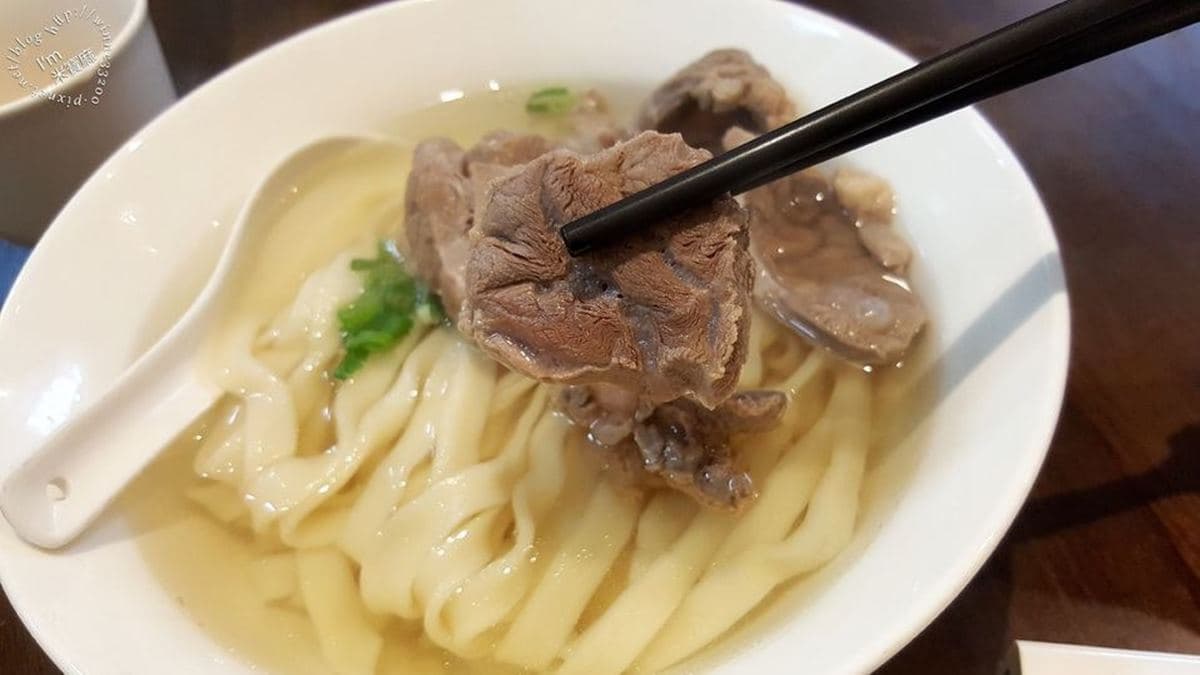 「元盅牛肉麵」肉一咬下去整個嫩度十足，還帶著湯頭的鹹度。（圖片來源：米寶麻幸福滿載）