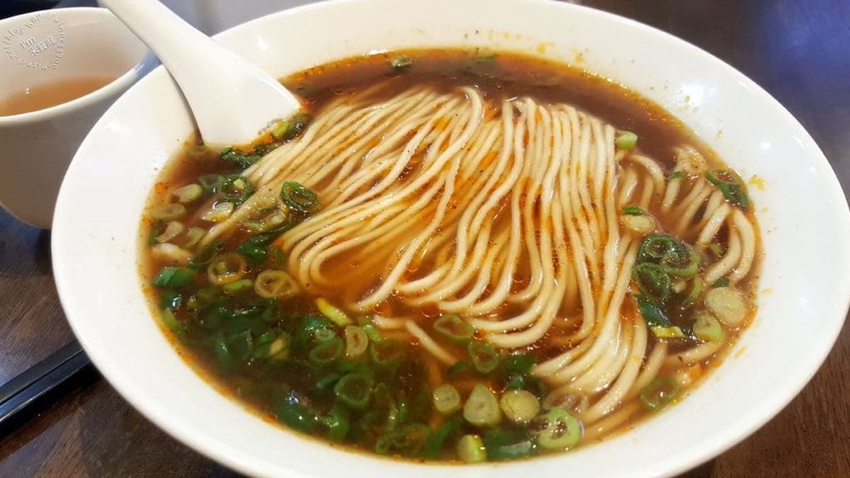 「紅燒牛肉湯麵」細麵Q彈熟度很剛好，牛肉湯頭鹹香夠味。（圖片來源：米寶麻幸福滿載）