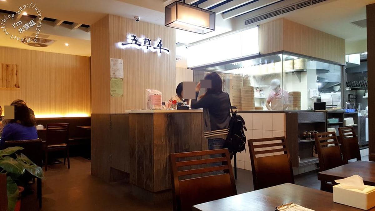 店家有著透明的廚房，可以看到師傅手做湯包。（圖片來源：米寶麻幸福滿載）
