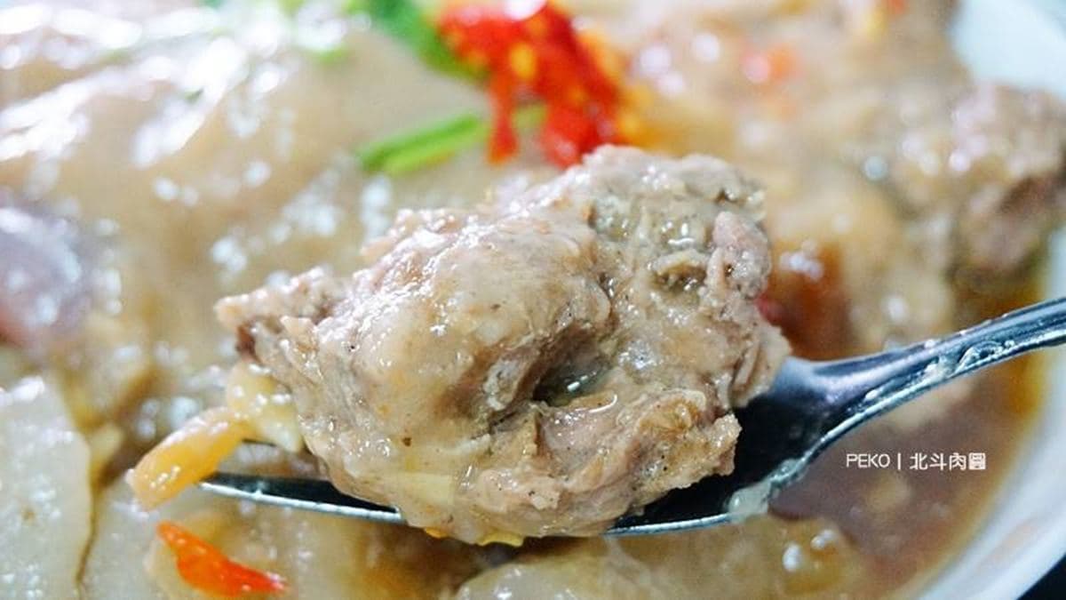 內餡有後腿肉跟筍塊，肉塊有明顯的胡椒香氣。（圖片來源：PEKO の Simple Life）