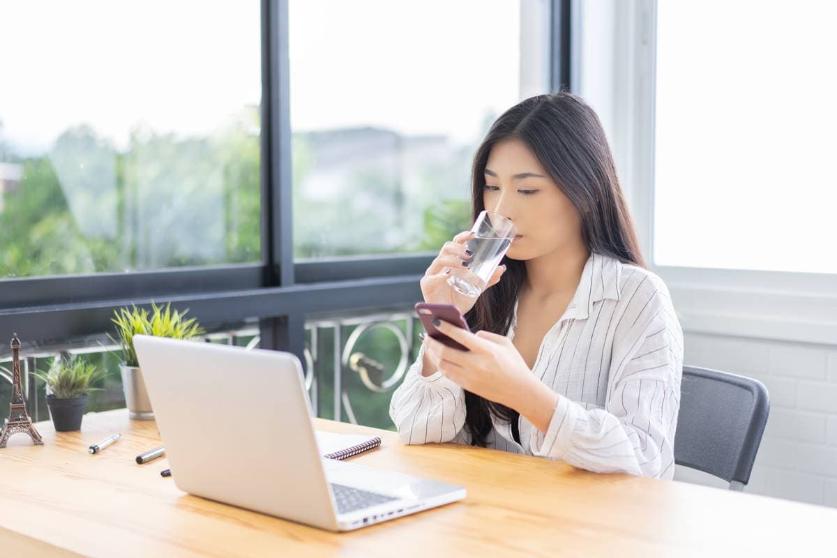 辦公室冷氣吹多肌膚乾!多喝水能幫皮膚補水?醫師揭真相破解「保濕3迷思」 辦公室冷氣吹多肌膚乾!多喝水能幫皮膚補水?醫師揭真相破解「保濕3迷思」
