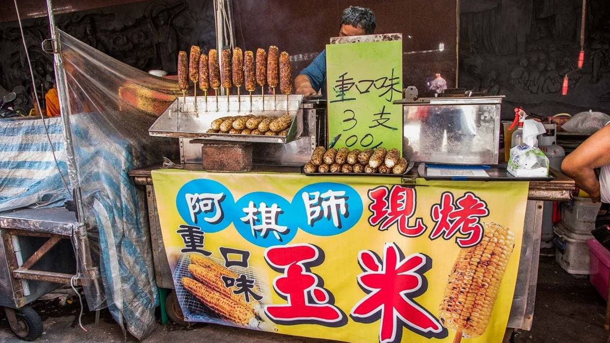 「阿棋師現烤玉米」位在大甲鎮瀾宮外頭，是在地人才知道的美食。（圖片來源：大手牽小手。玩樂趣）