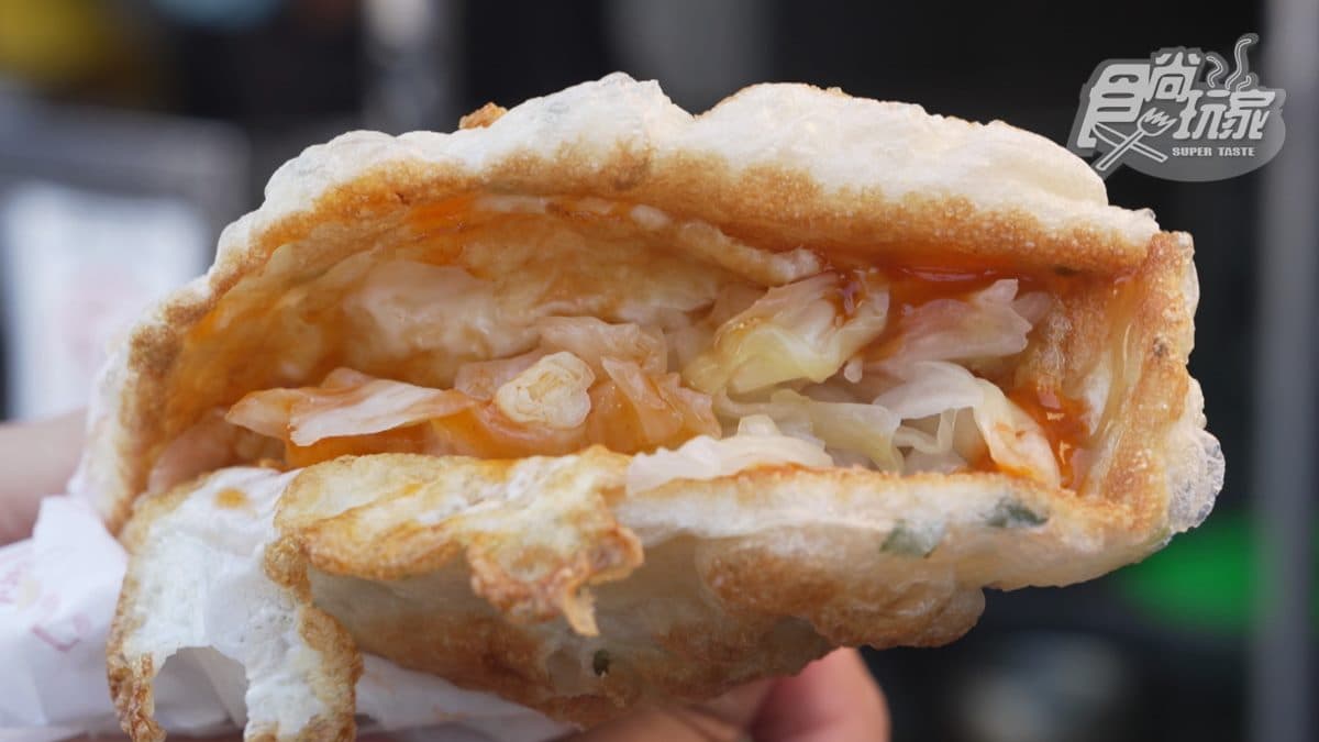 「泡菜蔥油餅」是使用類似臭豆腐會加的那種台式泡菜，再加一點點的辣口味更好。