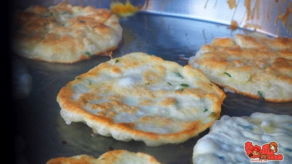 半煎半炸的香酥蔥油餅外層酥脆，會愈咬愈香。（圖片來源：熱血玩台南。跳躍新世界）