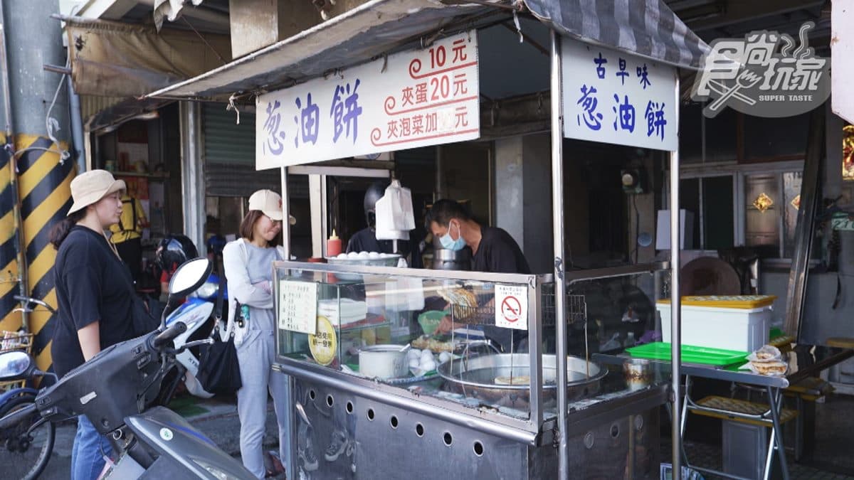 「泡菜蔥油餅」位在台南灣裡最熱鬧的灣裡路上，只要一開店就會有排隊人潮前來等著購買。