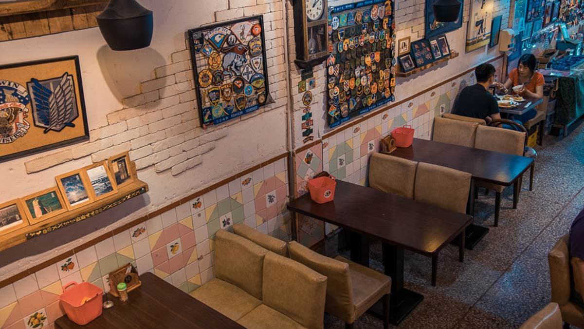 用餐環境也很懷舊，可以看到滿滿的軍事元素。（圖片來源：Pengu Travel）