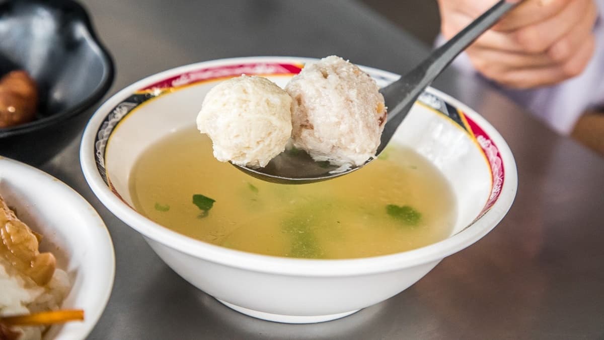 大骨熬煮的「蝦丸湯」湯頭清甜，蝦丸也滿有彈性。（圖片來源：大手牽小手。玩樂趣）