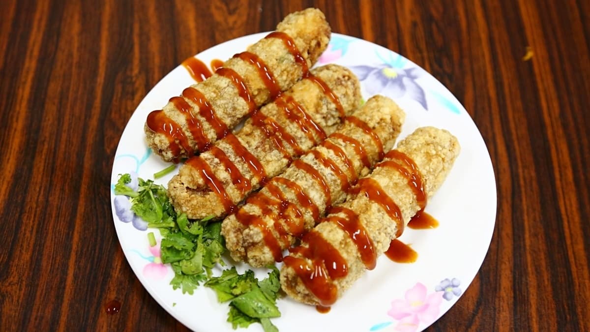 「炸雞卷」外皮看起來非常酥脆，吃起來不油膩，內餡飽滿扎實。（圖片來源：豬飛小姐的彩色生活）