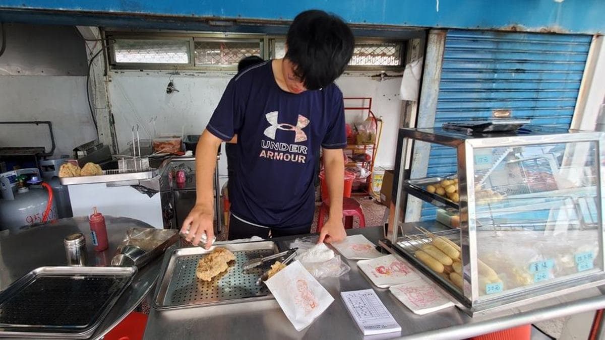 這裡除了販售零食、泡麵的販賣部外，還有１個炸物攤。（圖片來源：晨晨喬喬玩樂日記）
