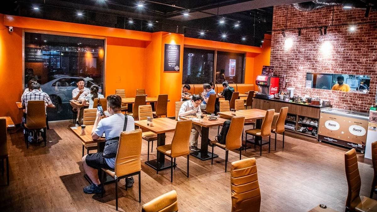店內裝潢是橘色的暖色調風格，很有日本家庭餐廳的氛圍。（圖片來源：大手牽小手。玩樂趣）