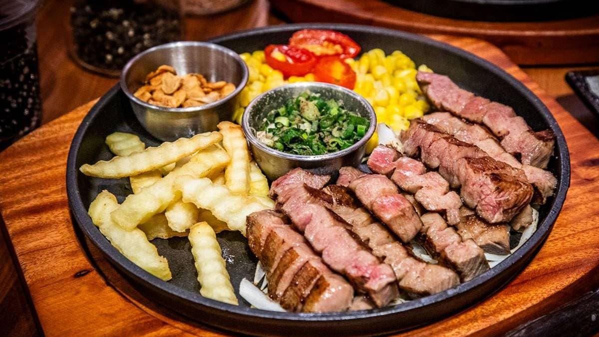 「特上厚切牛舌」嫩Ｑ有咬勁又多汁，媲美日本仙台的夢幻逸品。（圖片來源：大手牽小手。玩樂趣）