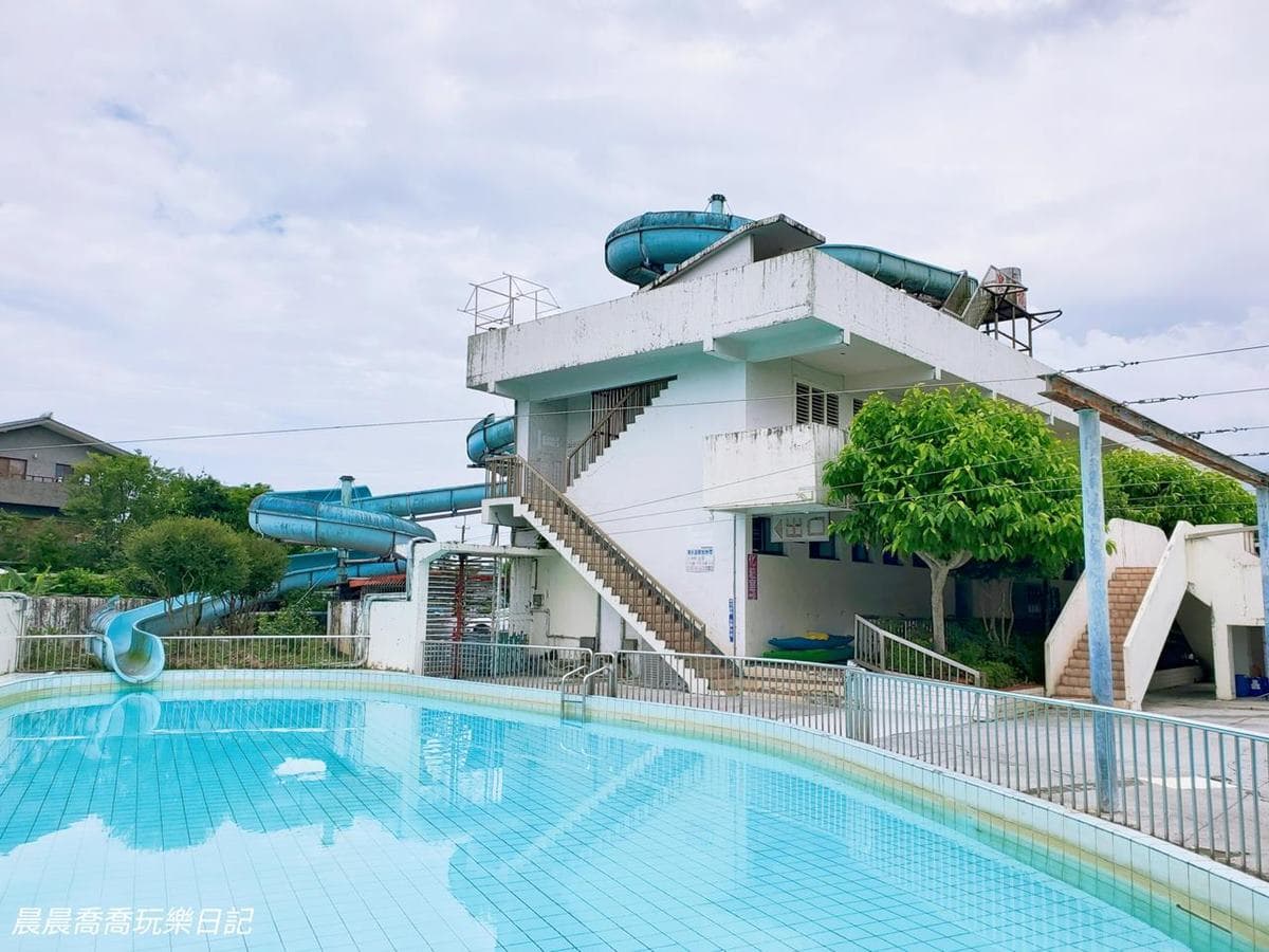 暑假限定60元玩整天!衝宜蘭「湧泉游泳池」爽玩3層樓滑水道,再嗑現炸雞排 暑假限定60元玩整天!衝宜蘭「湧泉游泳池」爽玩3層樓滑水道,再嗑現炸雞排