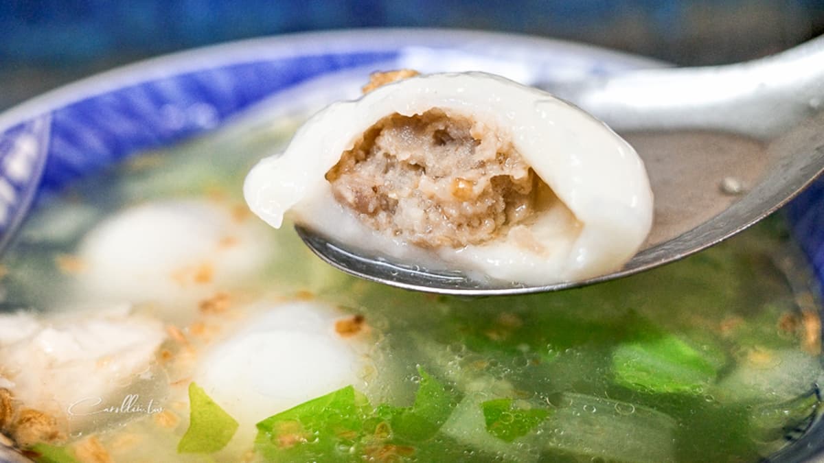 「鹹湯圓」一口咬下可以嘗到飽滿的肉汁，肉餡的醬油香氣也很濃郁。（圖片來源：卡琳。摸魚兒趣）