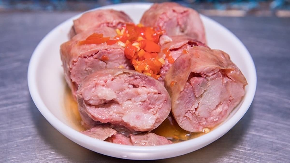 「豬肝腸」就是在絞肉中摻入醃製處裡過的豬肝，製成基隆才有的獨特香腸。（圖片來源：小虎食夢網）