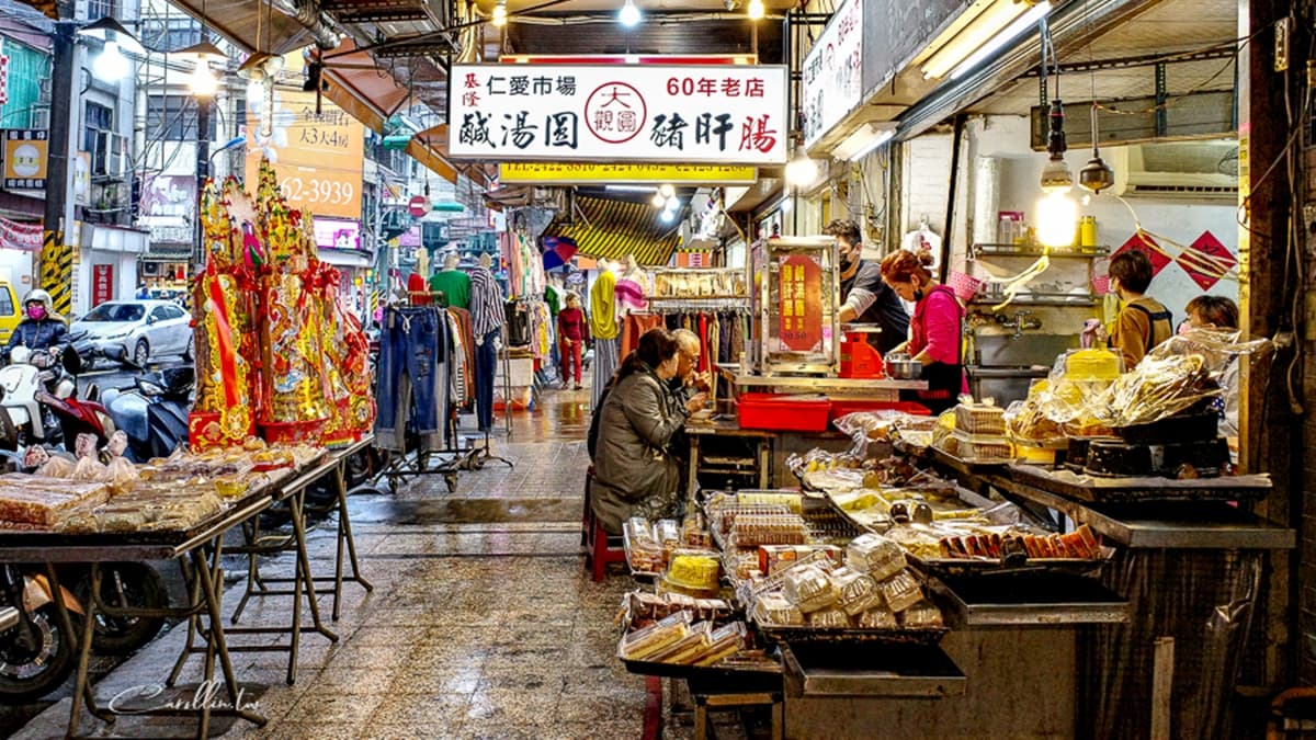「基隆鹹湯圓豬肝腸（大觀圓）」是基隆仁愛市場裡開業60年的老店。（圖片來源：卡琳。摸魚兒趣）