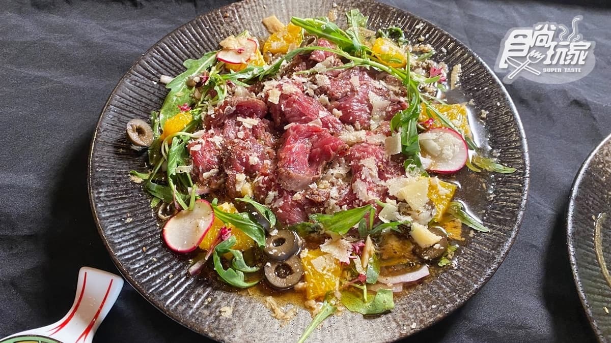 「義式炙燒生牛肉」搭配特製柑橘醬，愈吃愈唰嘴。
