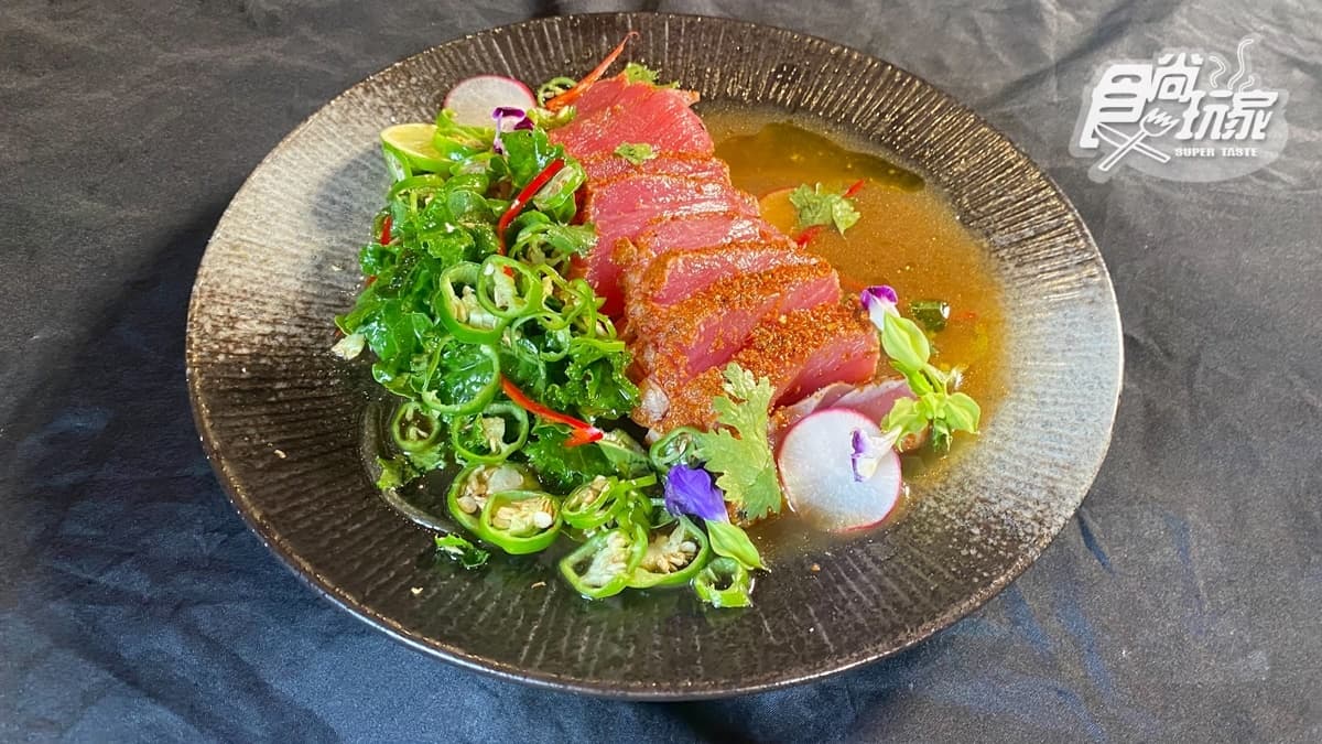 這道是「炙燒辣鮪魚刺身」，店裡有許多源自當地的海鮮菜色。