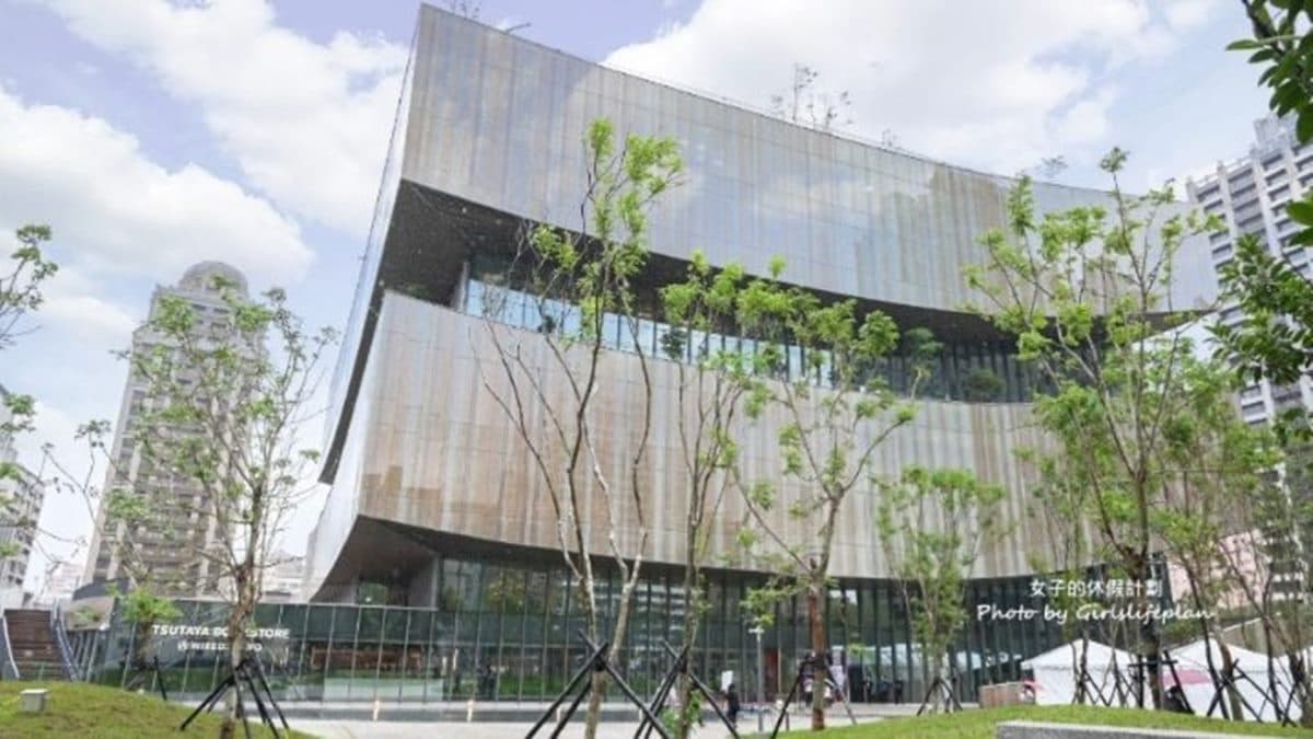 「桃園市立圖書館新建總館」位在桃園藝文廣場對面。（圖片來源：女子的休假計劃）