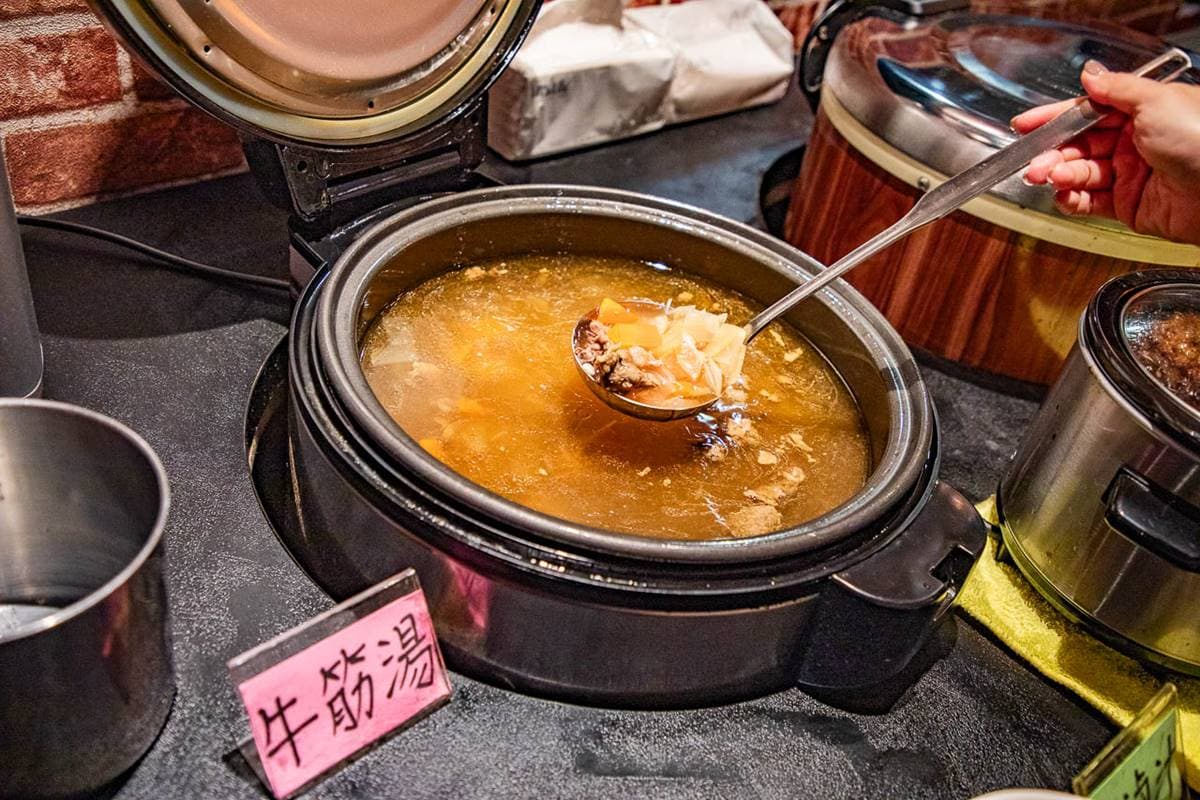 桃園高CP值牛排！220元起自助吧牛筋湯、牛滷飯、冰品吃到飽，壽星享85折優惠