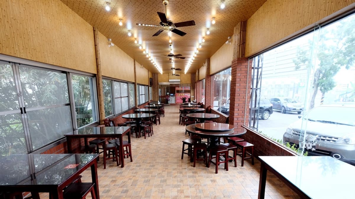 用餐環境明亮乾淨，木質桌椅充滿復古感。（圖片來源：西莉亞玩樂人生）