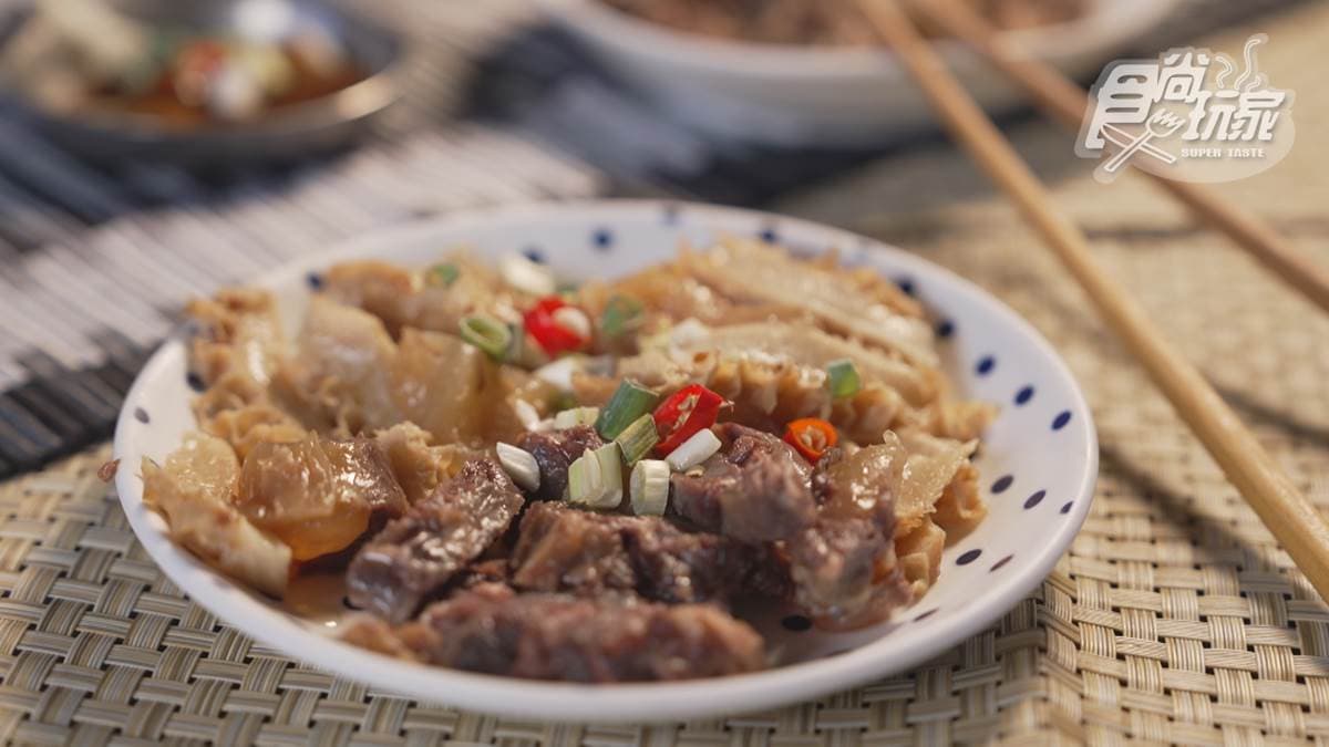「滷牛三寶」用滷汁滷完再燜煮，味道很入味。