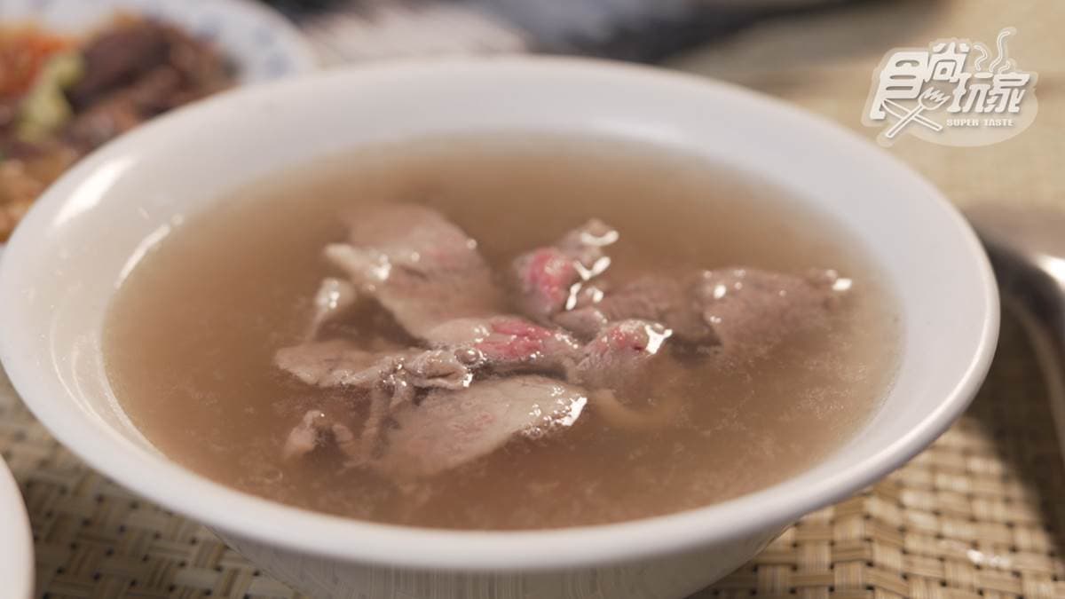 用洋蔥、大骨燉出來的牛肉湯清甜有味。