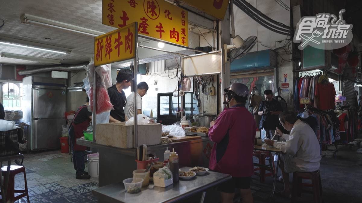 網路上暴紅的「陳記善化牛肉湯」藏身在台南南區灣裡市場。