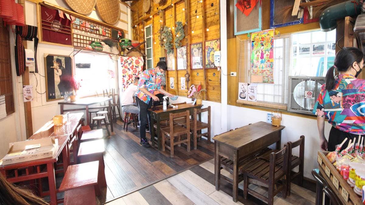 整間店的裝潢是復古風的氛圍感。（圖片來源：口袋吃吃五十咩）