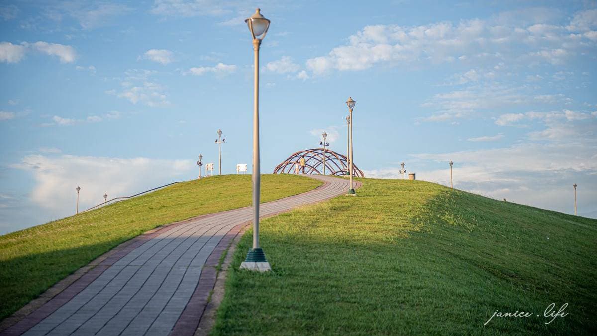 公園擁有大面積的草地，占地廣闊，很適合帶小朋友來放電。（圖片來源：潔妮食旅生活）
