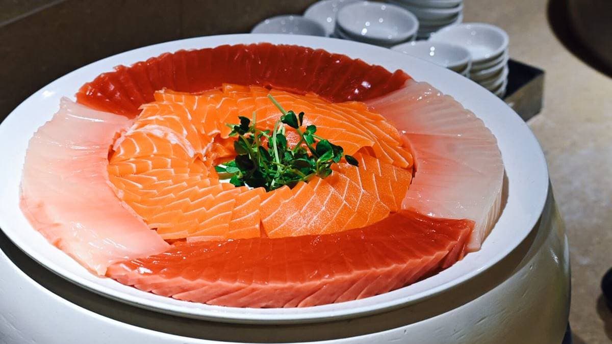 滿滿一大盤生魚片相當吸睛，是由蒟蒻製做的蔬食版。（圖片來源：寗好生活Ning'sLife）