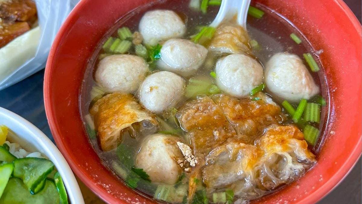「魚丸油條湯」湯頭有滿滿胡椒香氣，加入油條的口感很特別。（圖片來源：陳小可的吃喝玩樂）