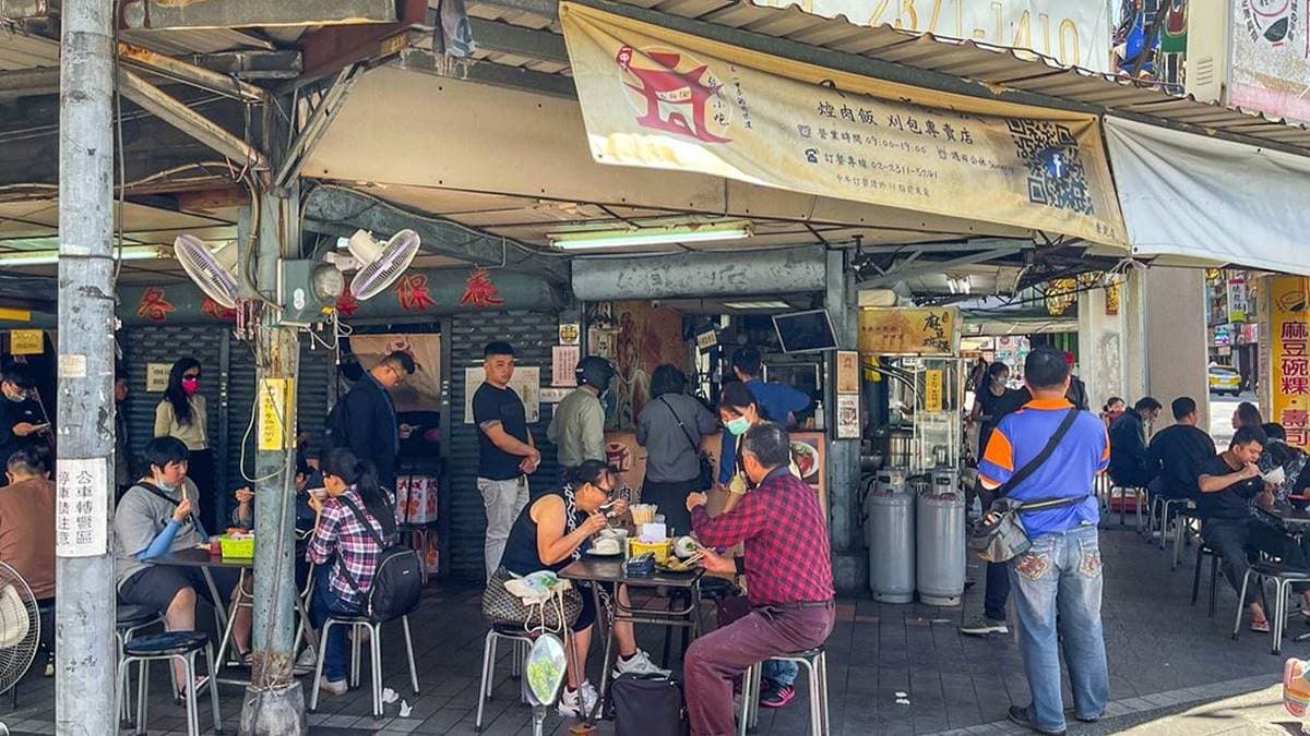 店家位在萬華康定路上，路過經常都是滿滿排隊人潮。（圖片來源：陳小可的吃喝玩樂）