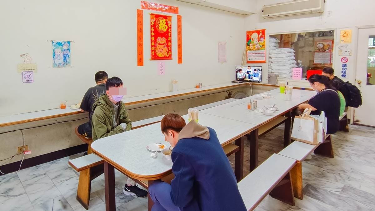 店裡座位是長條型的，很特別。（圖片來源：小佳的幻想世界）
