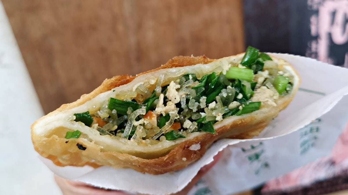 韭菜盒子餡料有韭菜、冬粉和切丁小豆干，鹹香度鮮明。（圖片來源：豬飛小姐的彩色生活）