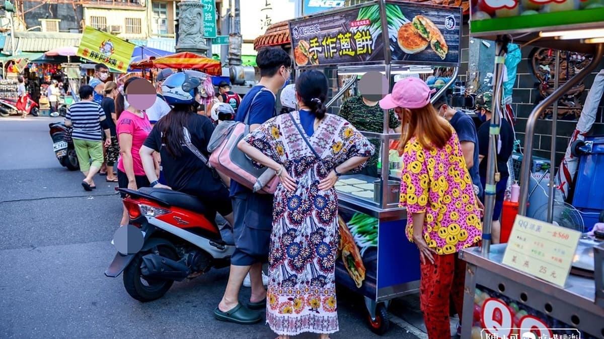 「王家手作蔥餅」是蘆洲廟口夜市的排隊美食，地點就在湧蓮寺旁邊。（圖片來源：陳小可的吃喝玩樂）