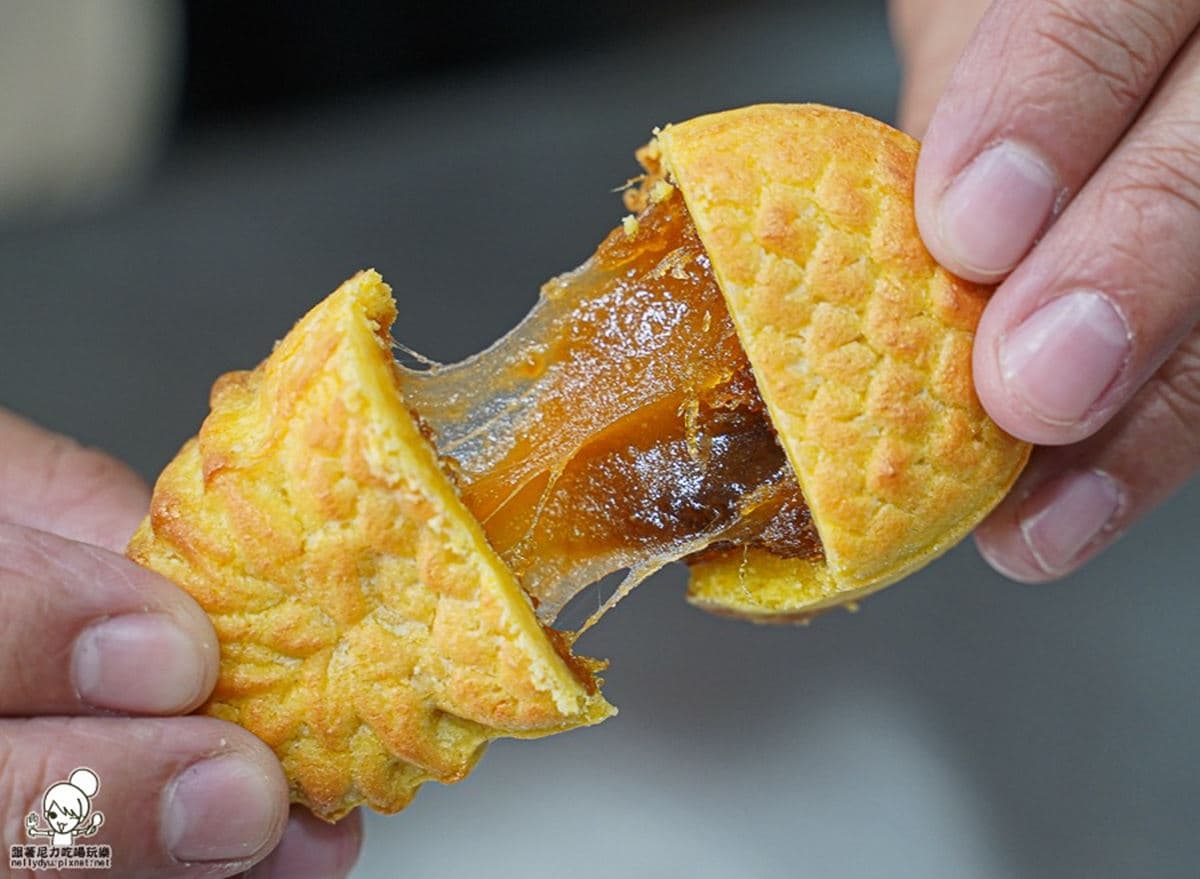 全台唯一「牽絲鳳凰酥」!Q萌旺來造型熱銷破萬盒,酥脆菠蘿月餅一咬噴香 全台唯一「牽絲鳳凰酥」!Q萌旺來造型熱銷破萬盒,酥脆菠蘿月餅一咬噴香