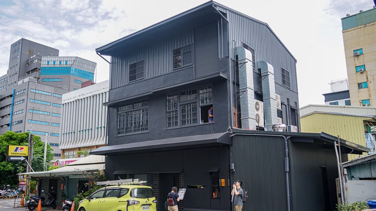 「SAGAS」整座建築都是黑色系，外觀看起來很有質感。（圖片來源：螞蟻幫的櫥櫃）