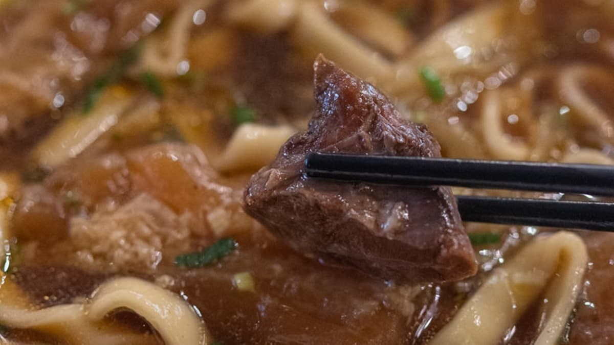 牛肉選用澳洲頂級花腱，鮮嫩有彈性。（圖片來源：莓姬貝利食事旅行）