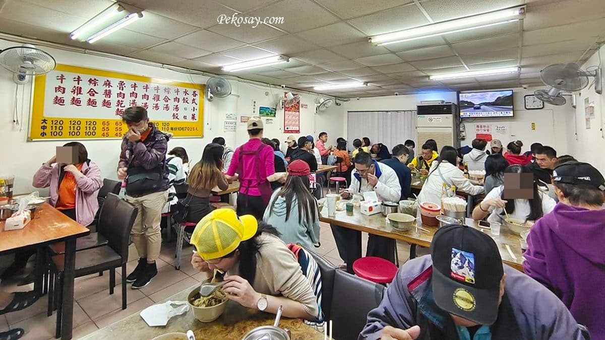「富宏牛肉麵」名氣相當高，內用還能免費加湯。（圖片來源：PEKO の Simple Life）