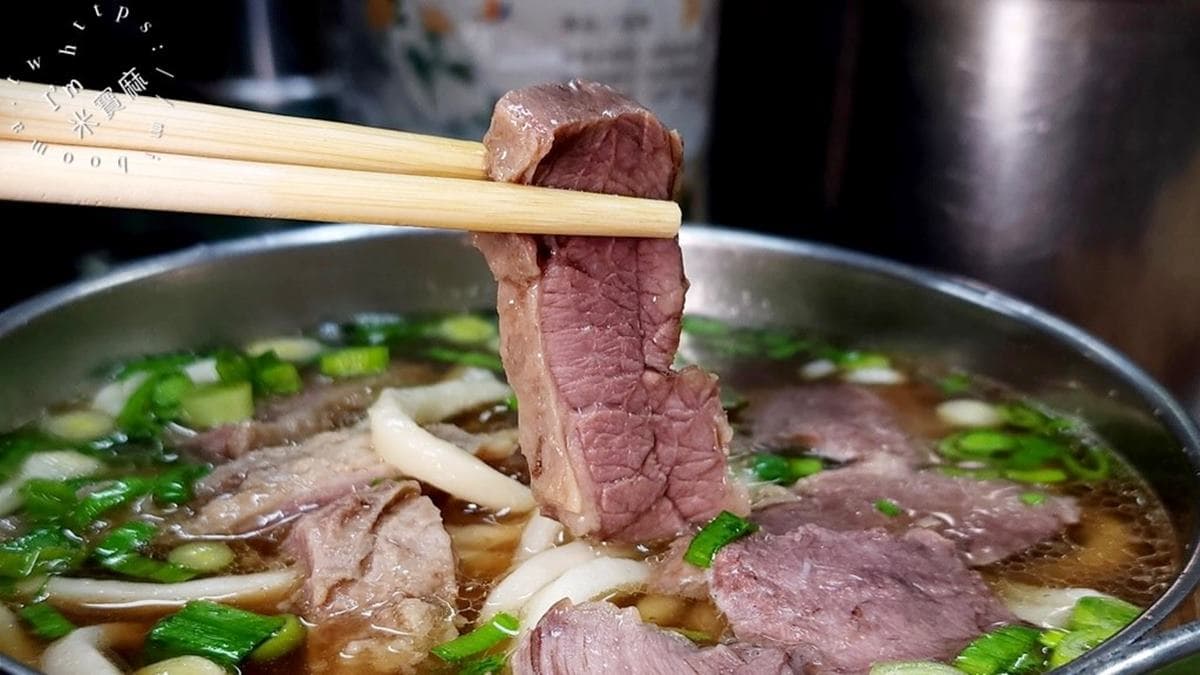 「清燉牛肉麵」牛肉紋理很美，湯頭濃郁渾厚，尾韻會回甘。（圖片來源：米寶麻幸福滿載）