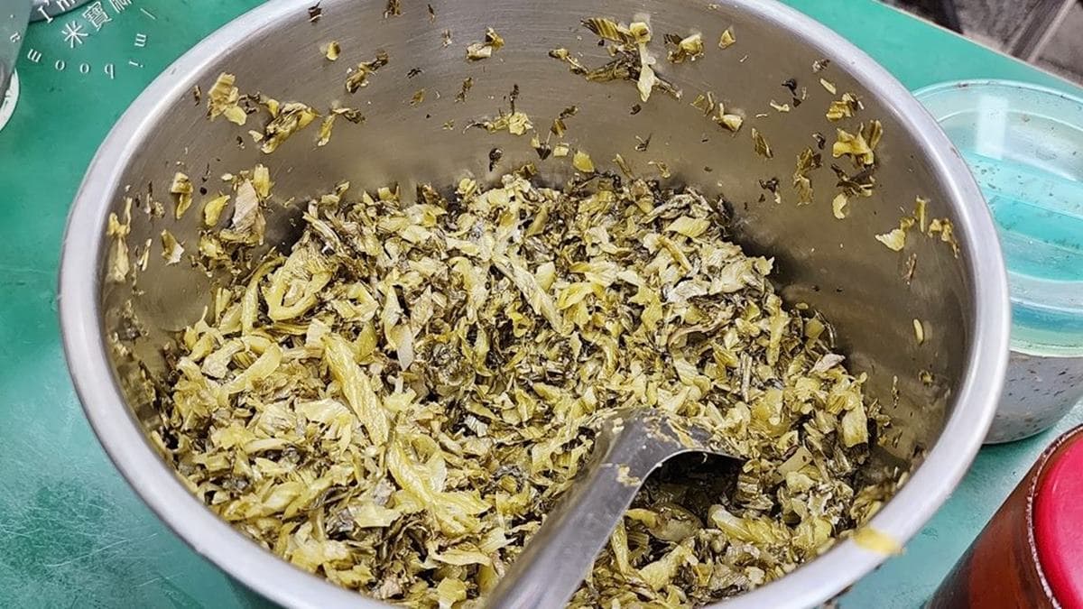 桌上都有辣椒和酸菜提供使用。（圖片來源：米寶麻幸福滿載）