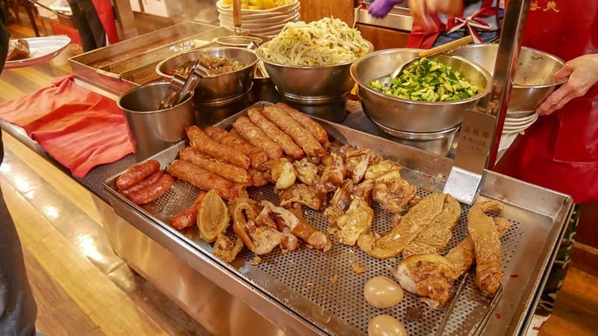 很多人都會來這邊點滷味，推薦必點。（圖片來源：鄉民食堂）