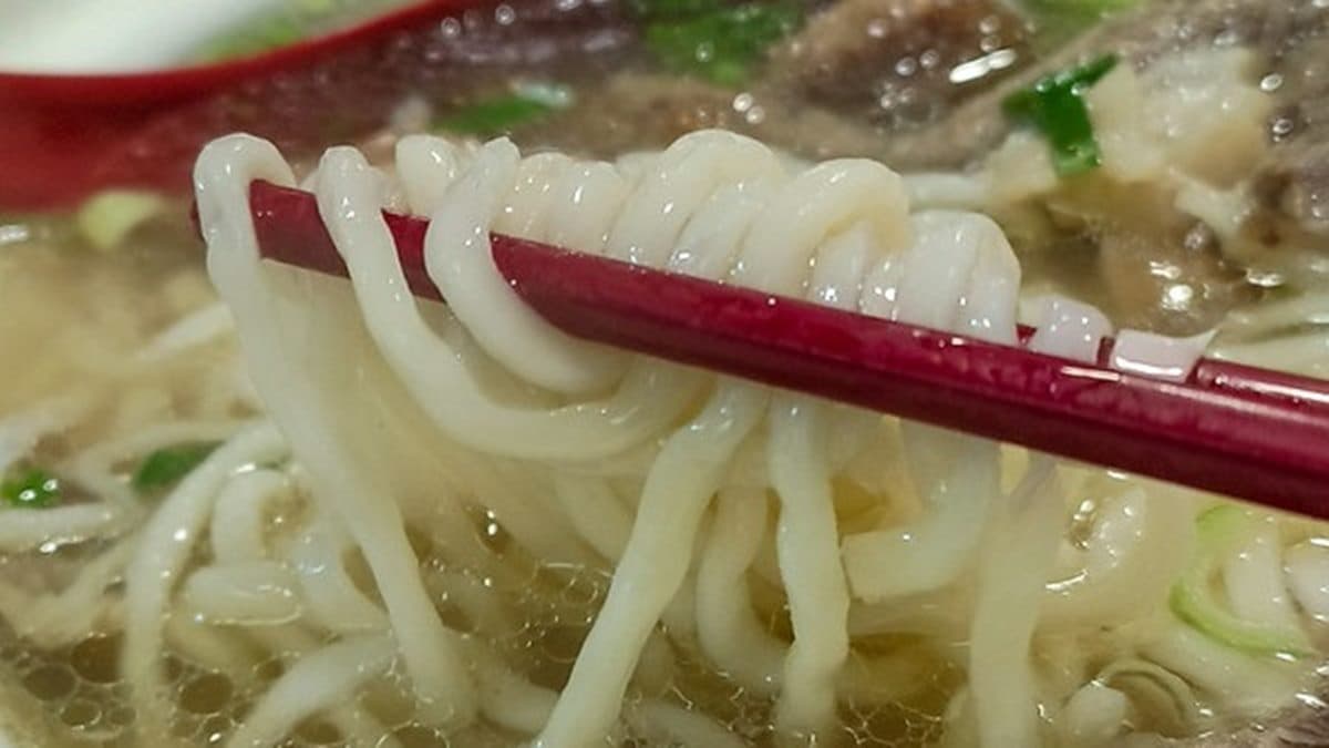 拉麵麵條搭配鮮美的湯頭，真的相當搭。（圖片來源：鄉民食堂）
