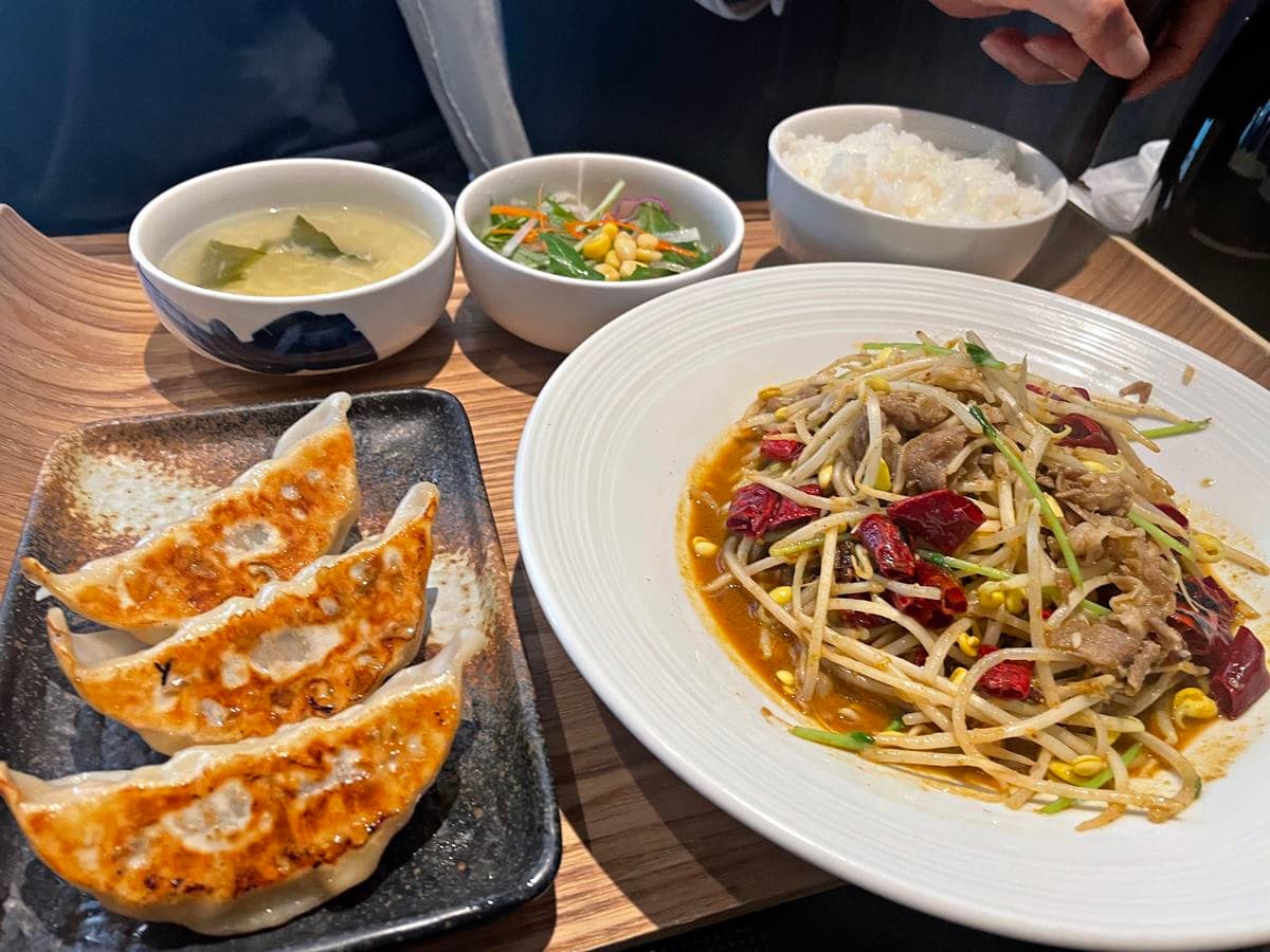 日本人最愛這樣吃！嗑拉麵、煎餃、炒麵通通配白飯，竟是因為「２原因」（中獎公布）